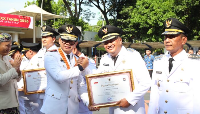 Raih Peringkat 7 Nasional, Bupati Gianyar Terima Penghargaan