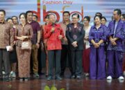 Gubernur Wayan Koster Ajak Semua Pihak Dukung Produk Lokal di Dekranasda Bali Fashion Day Sesi 4
