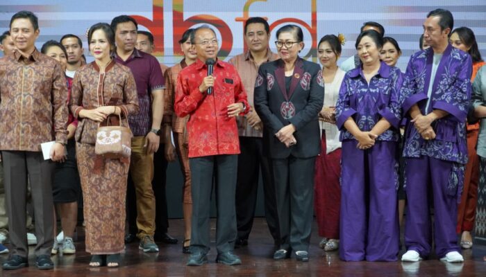 Gubernur Wayan Koster Ajak Semua Pihak Dukung Produk Lokal di Dekranasda Bali Fashion Day Sesi 4