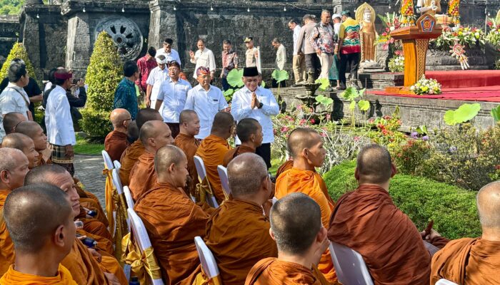 Rombongan Bhikkhu Asia Tenggara Lalui Bali Menuju Borobudur dalam Perjalanan Suci Menuju Waisak 2026