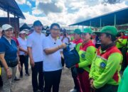 Bupati Serahkan Paket Sembako Kepada Petugas Kebersihan, Wujud Apresiasi Berjibaku Atasi Sampah