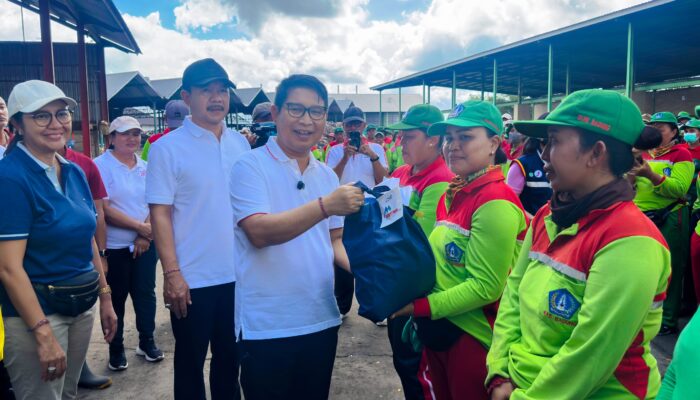 Bupati Serahkan Paket Sembako Kepada Petugas Kebersihan, Wujud Apresiasi Berjibaku Atasi Sampah