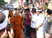 Bupati dan Wabup Buleleng Turut Lepas Perjalanan Para Bhikkhu dari Wihara Brahmavihara Arama