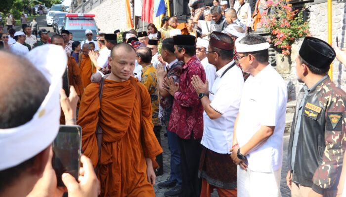 Bupati dan Wabup Buleleng Turut Lepas Perjalanan Para Bhikkhu dari Wihara Brahmavihara Arama